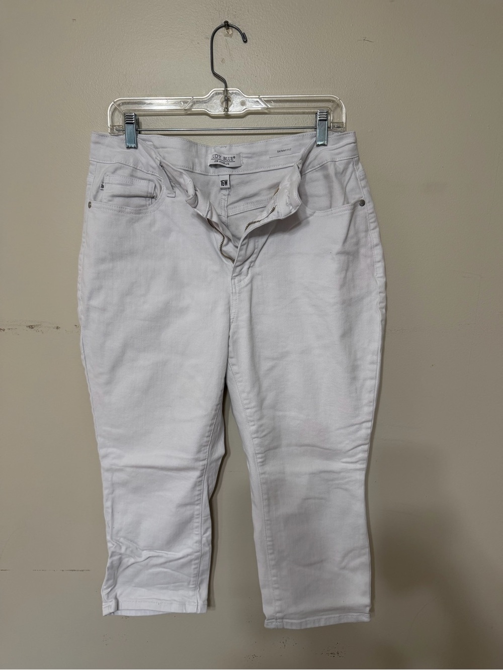 Judy Blue White Cropped Capri Jeans